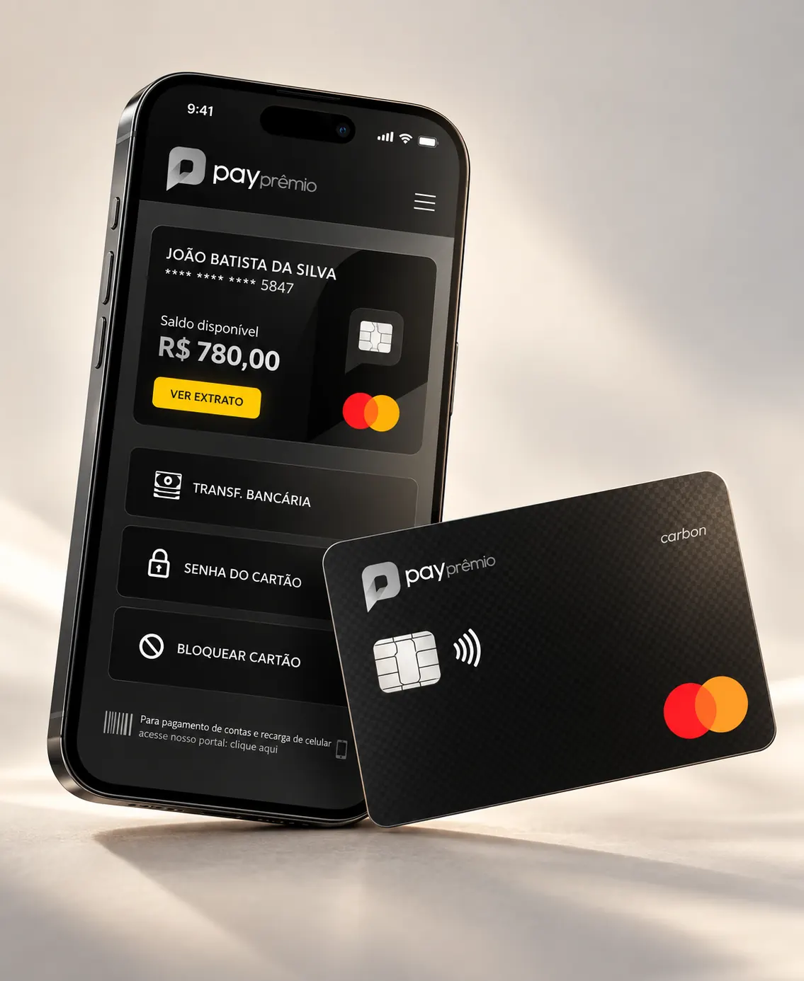 Aplicativo Pay Prêmio no celular mostrando o saldo do cartão, ao lado do cartão Pay Prêmio Carbon