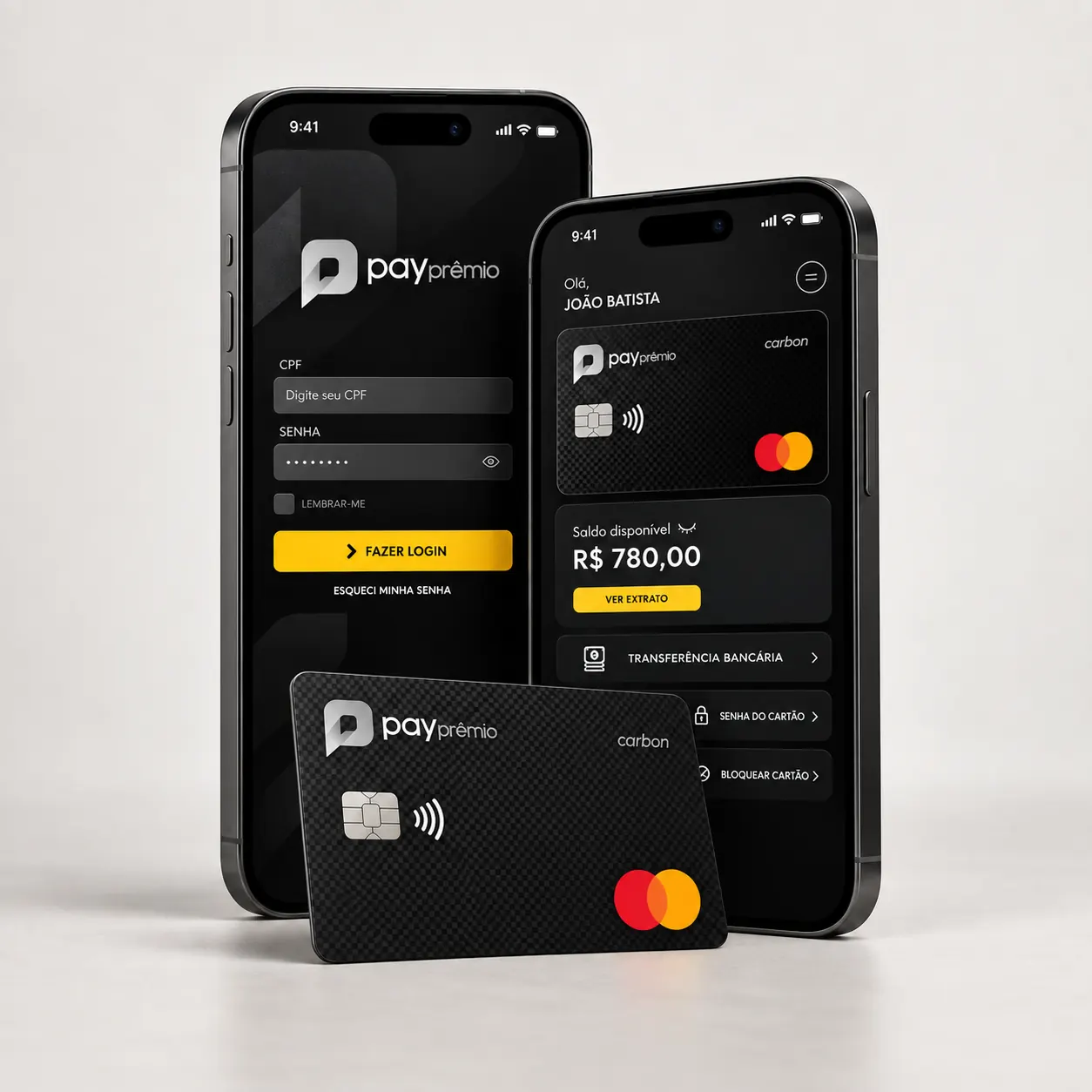 Aplicativo Pay Prêmio aberto em dois smartphones ao lado do cartão de premiação físico